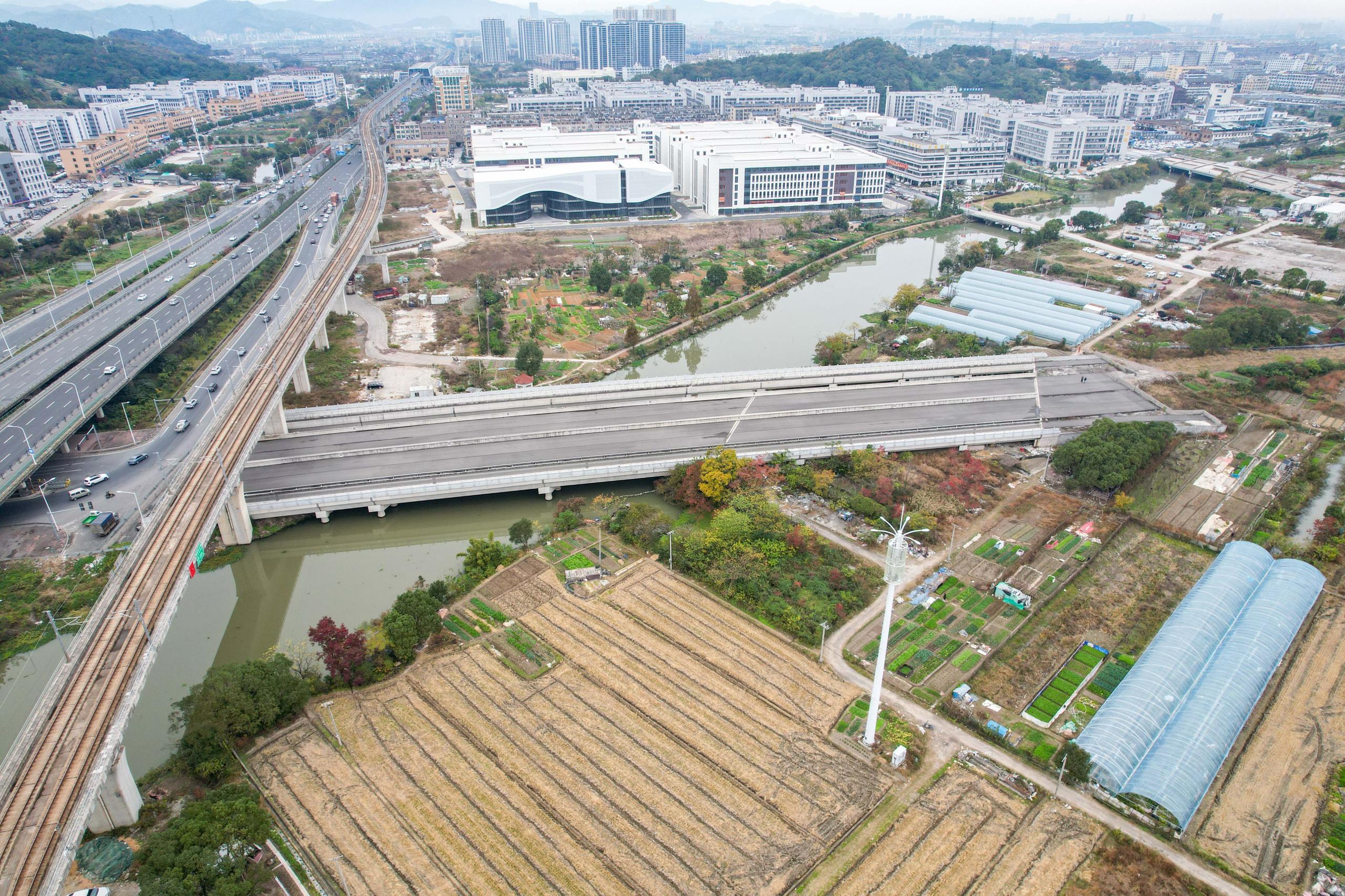疏港公路與橫峰大道連接線工程（橫峰大道跨桐山溪橋、跨高洋河橋）（參建）